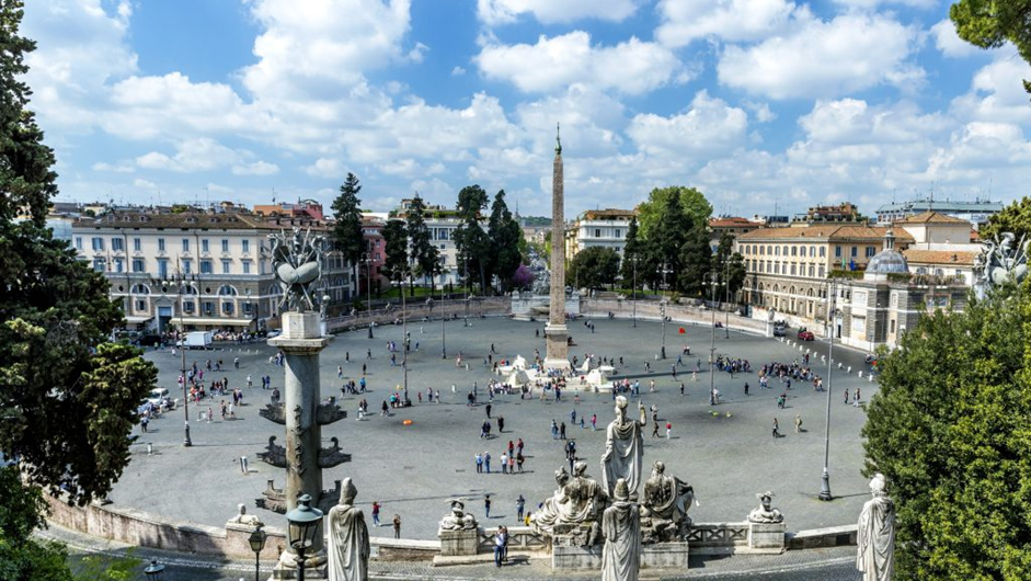 La Plaza del Popolo se encuentra situada en Campo de Marzio, al comienzo de la vía Flaminia y constituía la entrada a la ciudad en tiempos del Imperio.