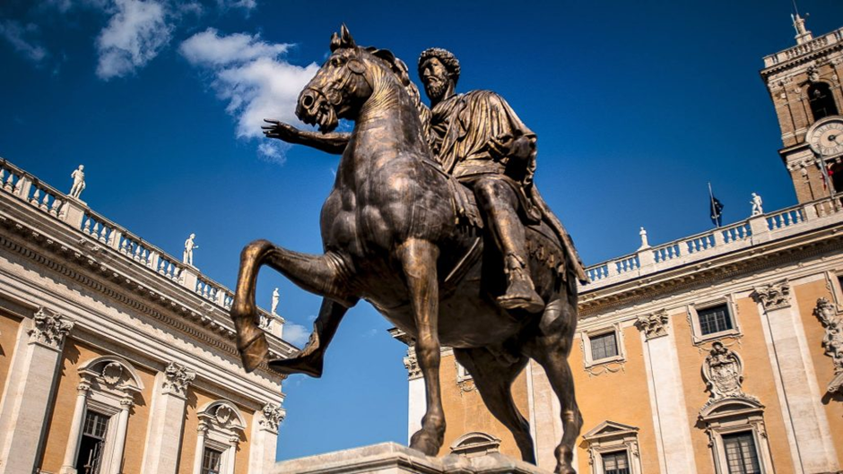 Miguel Ángel creó un elegante pedestal para la estatua de Marco Aurelio, que se colocó en el centro de la plaza en 1537 hecha de bronce y montado sobre un caballo.
