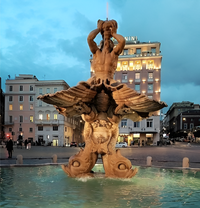 Está ubicada en el centro de la Plaza Barberini cerca de la Fuente de Trevi, es considerada una de las fuentes más bonitas. Fue construido por Gian Lorenzo Bernini en el año 1643 con un estilo barroco.
En la fuente se puede observar al dios marino Tritón sosteniendo una caracola, sentado sobre una inmensa concha sostenida por cuatro delfines entrelazados con las abejas.