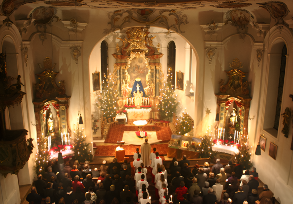 Tenemos oportunidad de ver al Papa Francisco dos veces, primero, durante la misa de Nochebuena que se realiza a las 19:30 horas el 24 de diciembre, en la Basílica de San Pedro, para esto debes reservar con antelación tu entrada y solicitarlo a la prefectura de la Casa Pontificia, ya que en esta fecha hay mucha gente.