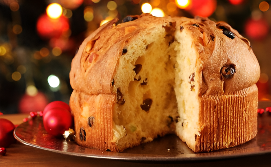 Si deseas viajar a la Ciudad Eterna en tiempos navideños, que no te haga falta probar un auténtico panettone italiano.

Está hecho a base de una masa madre, acompañado de frutas, pasas o chispas de chocolate y tiene forma cilíndrica con una cúpula encima.